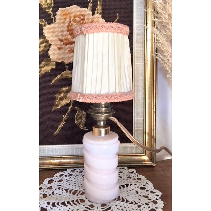 Petite lampe vintage 50's en opaline rose avec son abat-jour à pinces