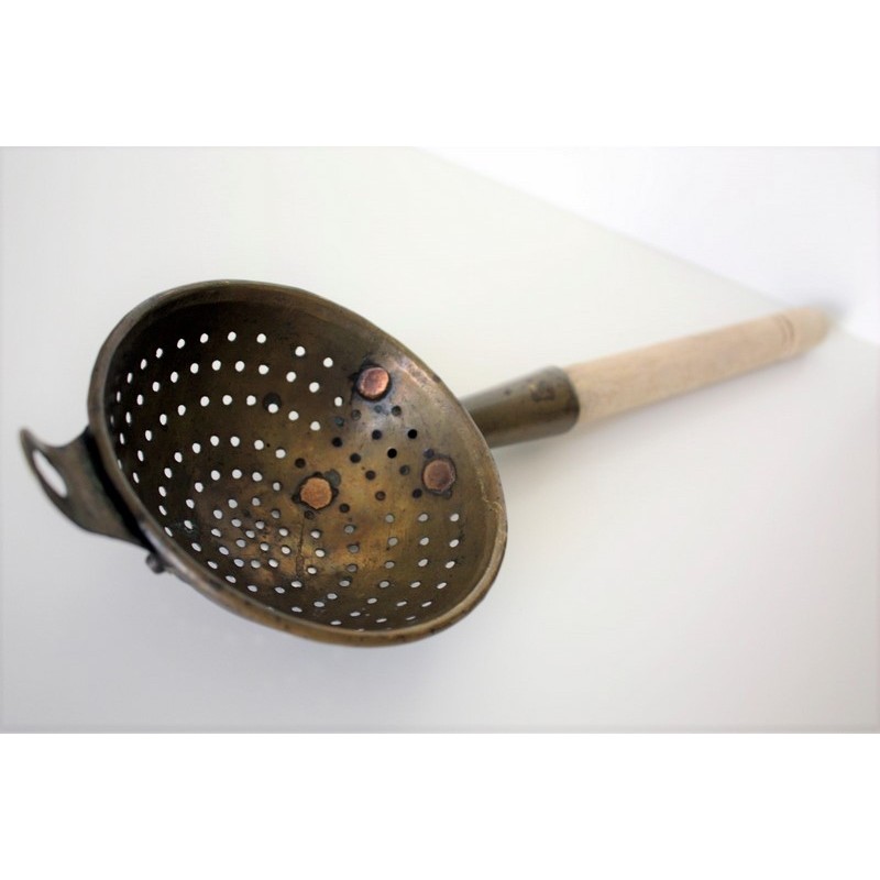VENDU - Ancienne petite passoire écumoire alu et manche bois - Le