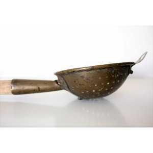 Passoire Ancienne En Aluminium Avec Manche En Bois - Vintage Très Bon état