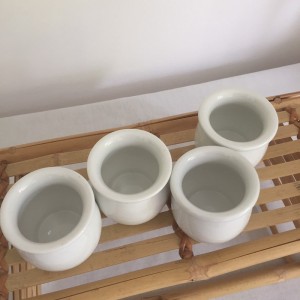 4 anciens Pots de Yaourt Léon en porcelaine blanche