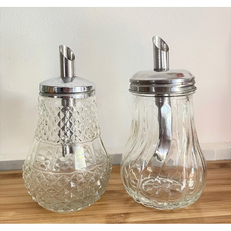 2 Sucriers saupoudreuses vintage en verre avec bouchons métal chromé