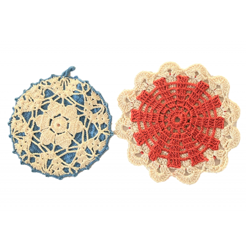 2 Maniques de cuisine rétro en crochet coloris bleu, rouge, blanc