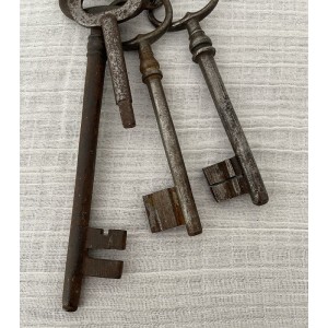 Trousseau de 14 anciennes clés en métal - Ma valise en carton