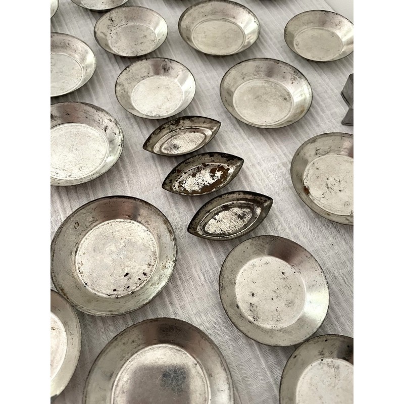 Lot De 18 Petits Moules à Gâteaux Ronds En Fer Blanc - Fabrication Suédoise