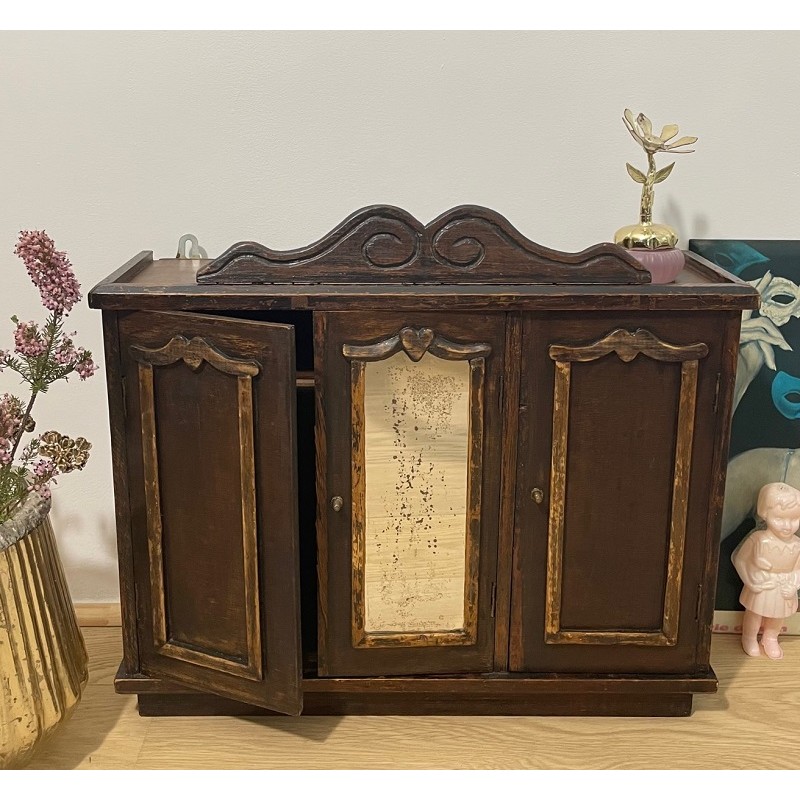 Petite armoire en bois avec fronton sculpté, vitrée avec cœur sculpté