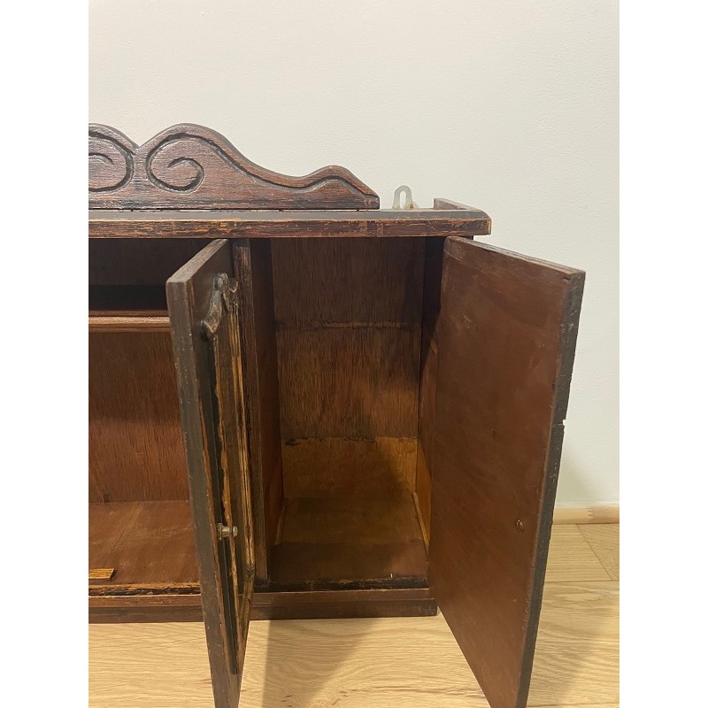 Petite armoire en bois avec fronton sculpté, vitrée avec cœur sculpté