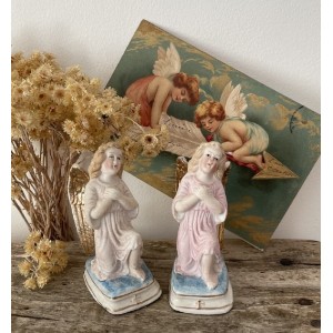 2 anges en biscuit polychrome