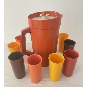 Pichet orange et gobelets...